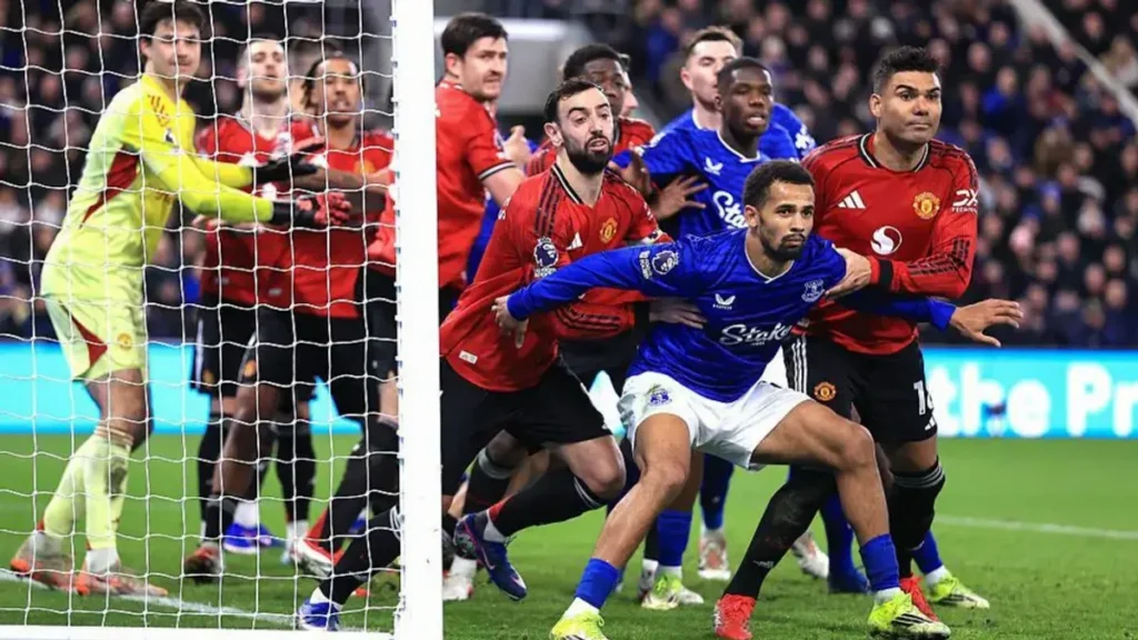 Wasit Premier League Perketat Pengawasan Tarik-Tarikan di Bola Mati Musim Ini