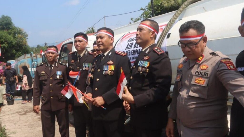 Polda Sumsel Salurkan Air Bersih dan Sembako di Empat Lawang