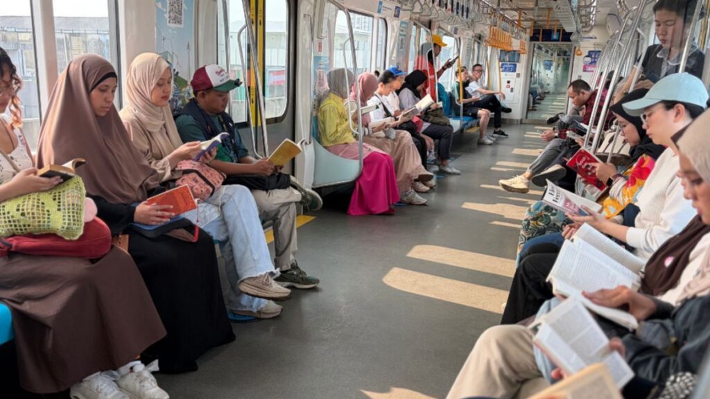 Komunitas Literatour Gelar Aksi Membaca Buku Bersama di MRT Jakarta