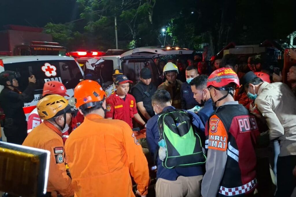 Petugas Evakuasi Pria Tak Sadarkan Diri dari Gedung Bapenda DKI