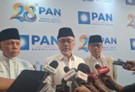 Ratu Anandita dan Mario Irwinsyah Dampingi Putri Masuk UI