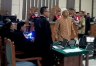 Kali Bekasi Tercemar Limbah Hitam Berbusa dan Berbau Busuk