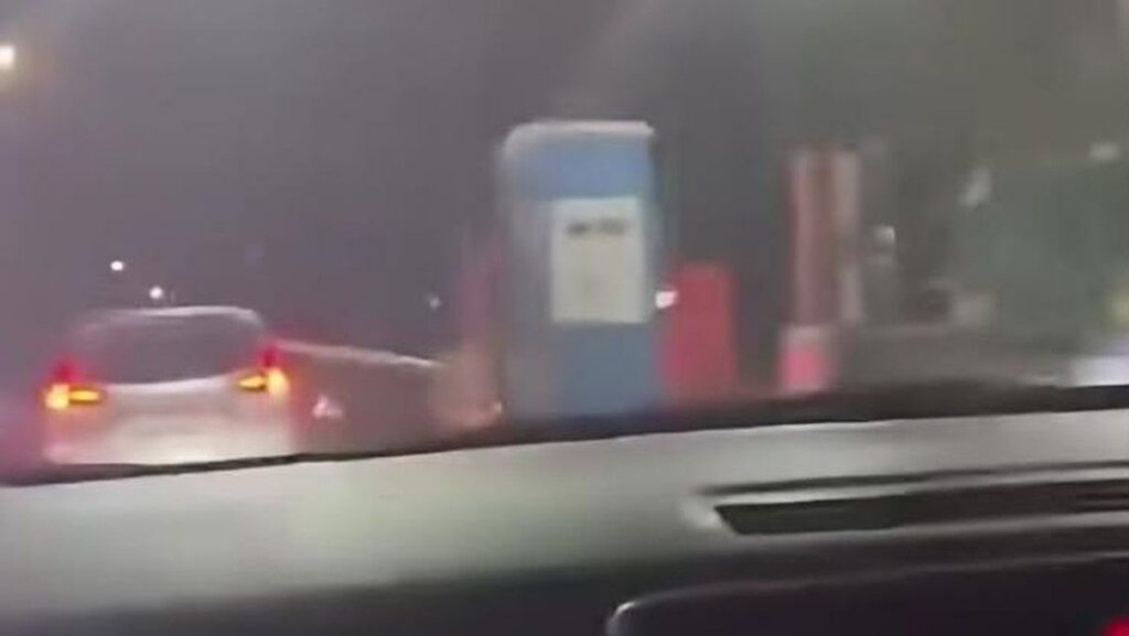 Mobil Xpander Tabrak Palang Gerbang Tol Kalikangkung Usai Kejar Kejaran