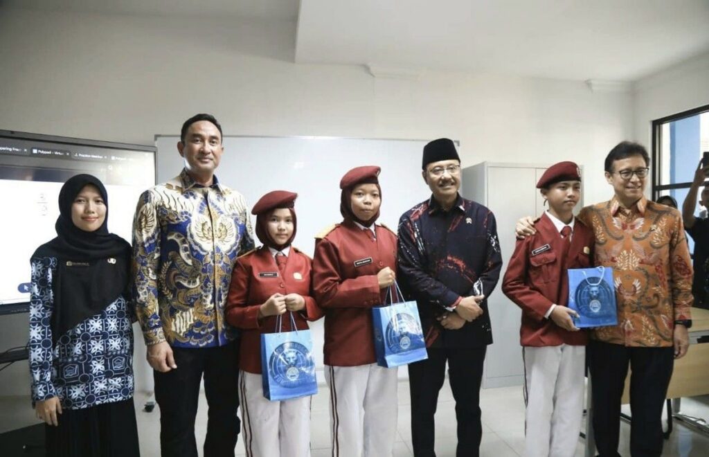 Menkes dan Mensos Tinjau Kesehatan Siswa Sekolah Rakyat di Bogor