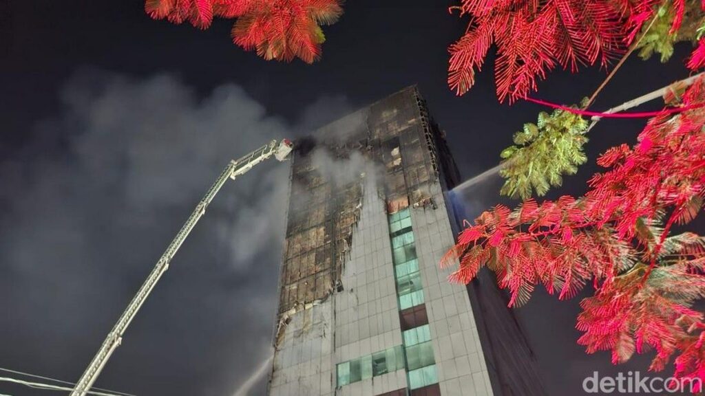 Petugas Damkar Padamkan Kebakaran Gedung Bapenda DKI Jakarta