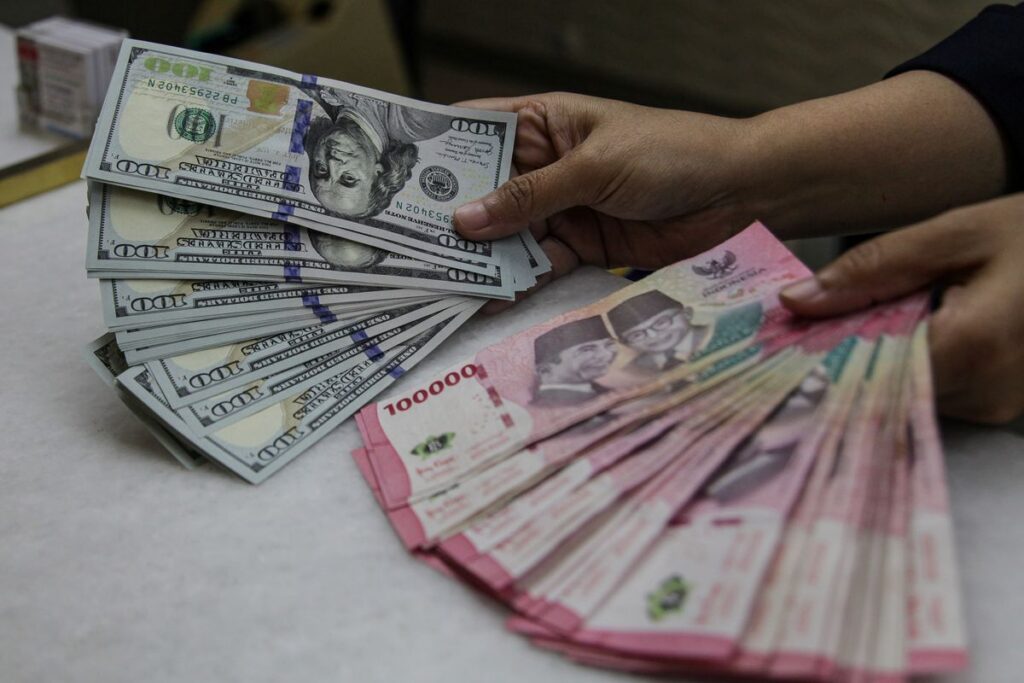 Rupiah Melemah ke Rp17.862 Terdorong Harga Minyak dan Utang Luar Negeri