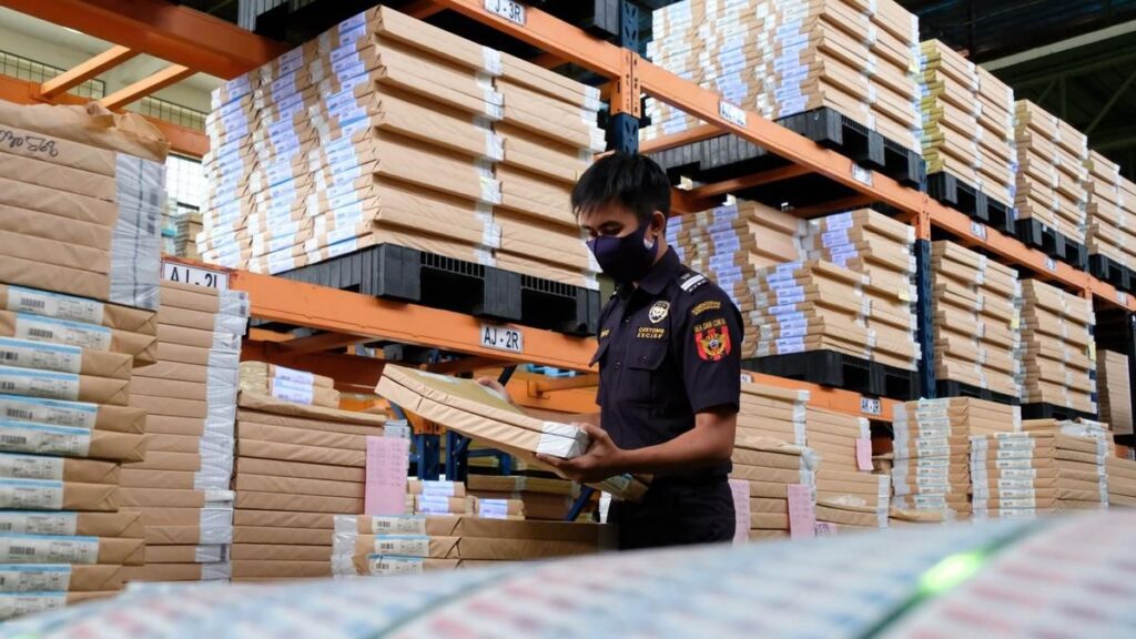 Bea Cukai Awasi Pemusnahan Rokok HM Sampoerna dan Barang Ilegal di Jakarta