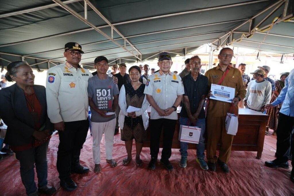 Mendagri Meninjau Posko Pengungsi Gempa dan Serahkan Bantuan di Nagekeo