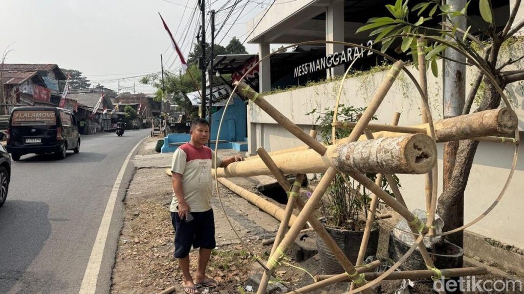 Pedagang pinang Manggarai jual batang untuk lomba 17 Agustus
