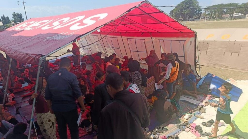 Melanie Subono Kirim Bantuan Sembako untuk Korban Gempa Flores