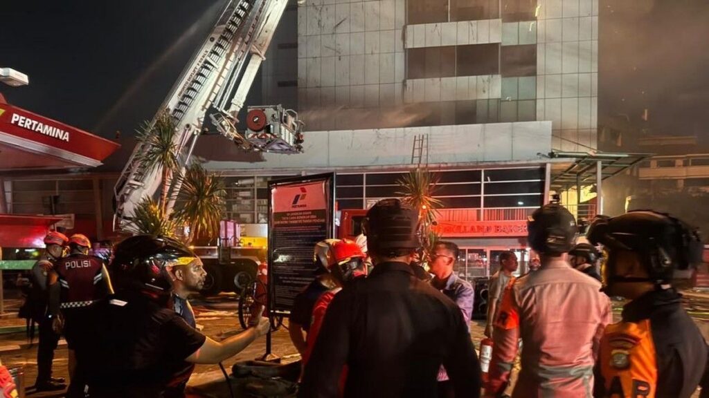 Brimob Polda Metro Jaya Amankan Gedung Bapenda DKI Jakarta
