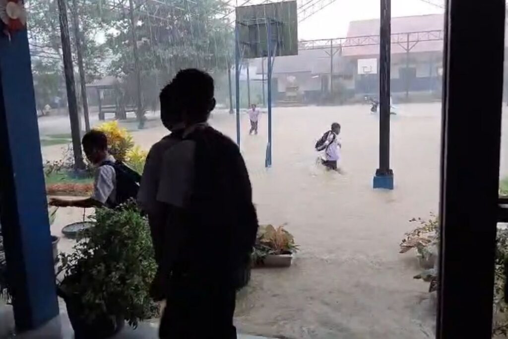 BMKG Ungkap Penyebab Hujan Ekstrem Memicu Banjir di Padang