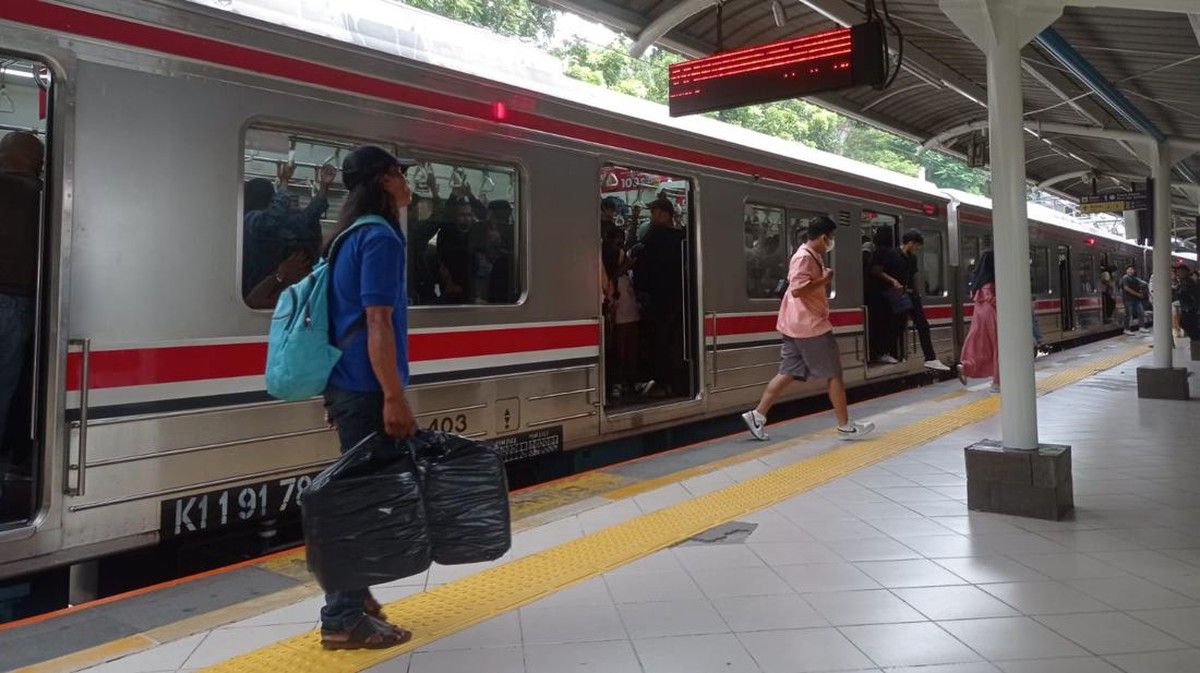 Petugas Amankan Pria Perekam Wanita Diam Diam di Stasiun Sudirman