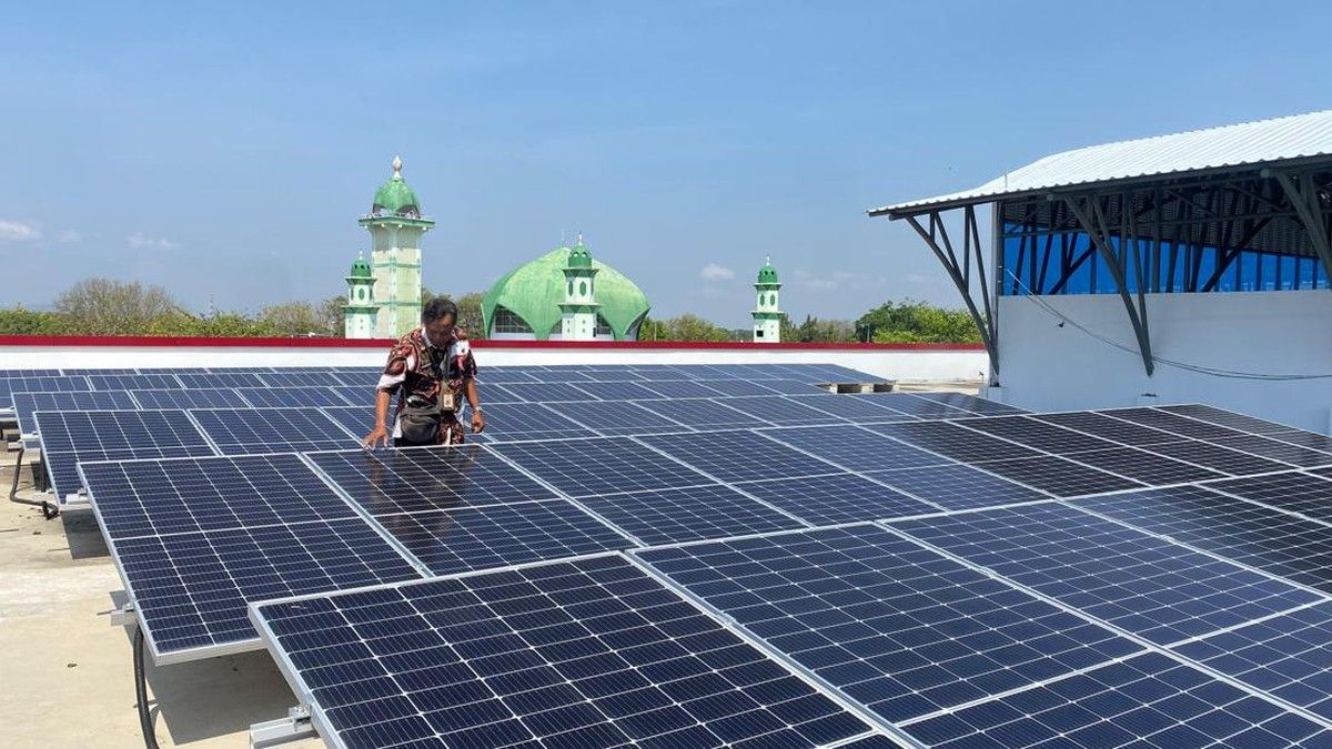 PLTS 4 kWp Pertamina Aliri Listrik Gratis Pedagang Pasar Kepandean