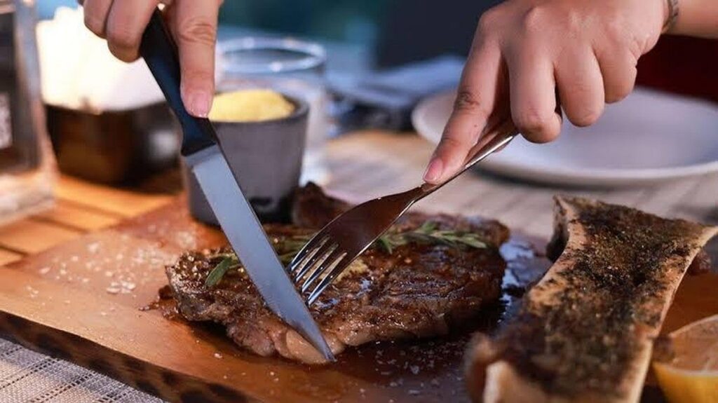Restoran Steak di Florida Buat Promosi Santap Malam Tanpa Busana