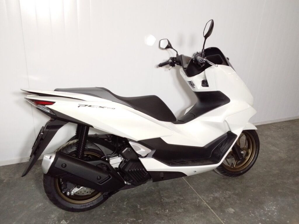 Cek Spesifikasi dan Harga Honda PCX 160 serta Yamaha Nmax 155