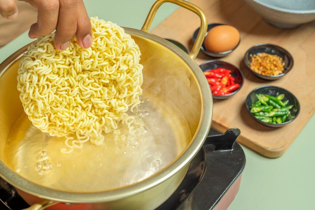 Alasan Ilmiah Mengapa Mie Instan Cepat Matang Saat Dimasak