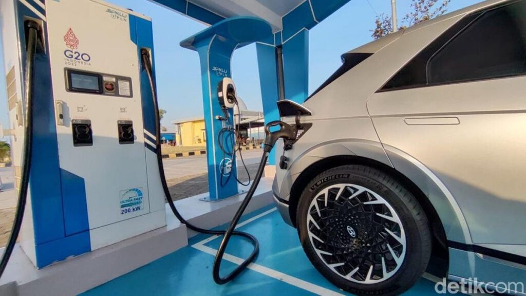 Mobil Listrik Tidak Memiliki Fitur Parkir Paralel, Aki Bisa Soak