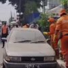 Petugas Sudinhub Jaksel Tertibkan Mobil Sedan Terlantar di Tebet Barat