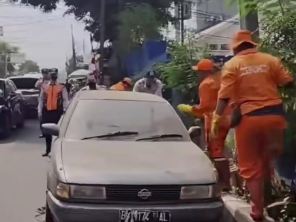 Petugas Sudinhub Jaksel Tertibkan Mobil Sedan Terlantar di Tebet Barat