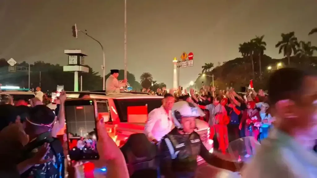 Prabowo Sapa Warga dari Atas Maung di Karnaval Malam Merdeka