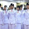 Tim Adil Makmur Bertugas Menurunkan Bendera HUT Ke-81 RI di Istana