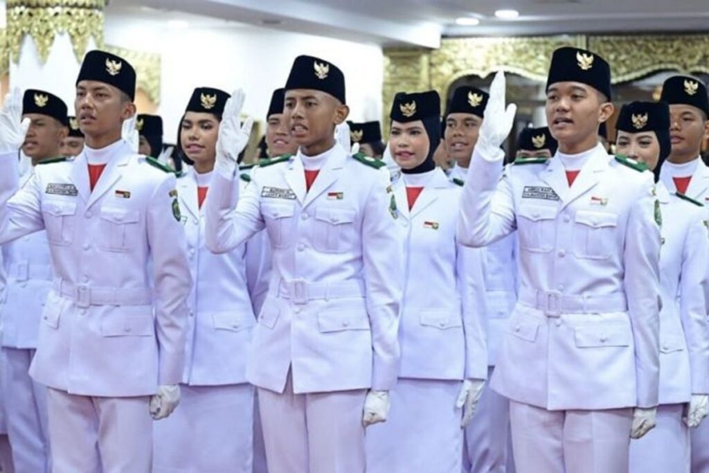Tim Adil Makmur Bertugas Menurunkan Bendera HUT Ke-81 RI di Istana