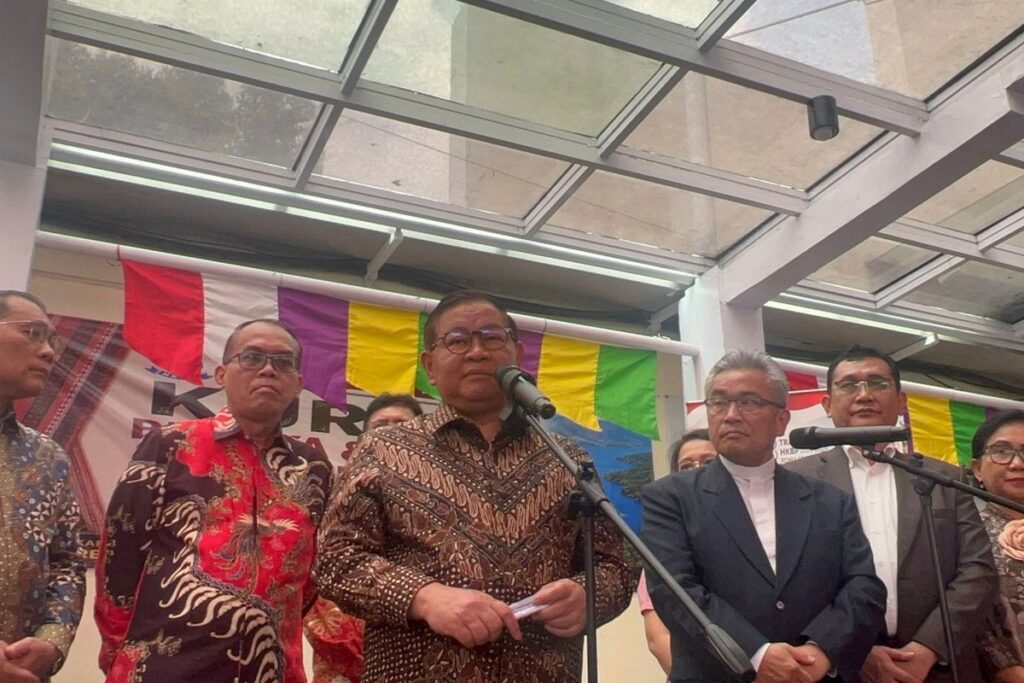 Warga Pati memilih meninggalkan depan Gedung DPR RI