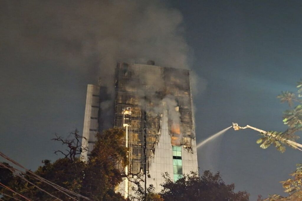 Petugas Padamkan Kebakaran Gedung Bapenda DKI Jakarta