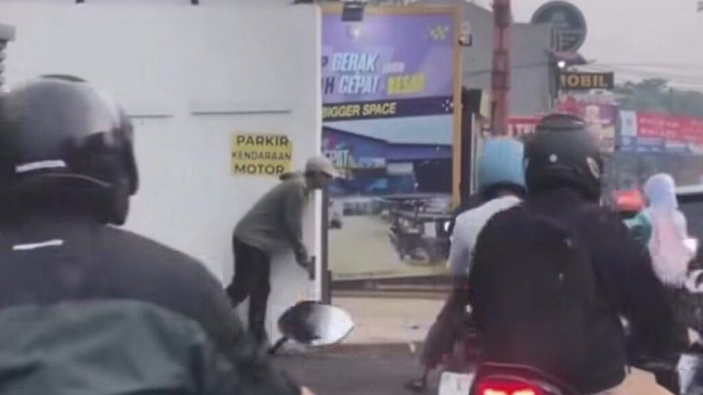 Polisi Cek TKP Pria Diduga Bawa Senpi di Ciputat
