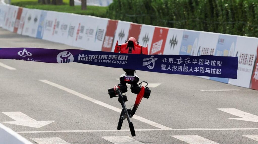Robot Humanoid China Pecahkan Rekor Lari 100 Meter di Beijing