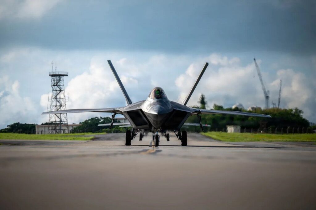 F-22 Raptor AS Latihan Siaga di Pangkalan Udara Kadena Jepang