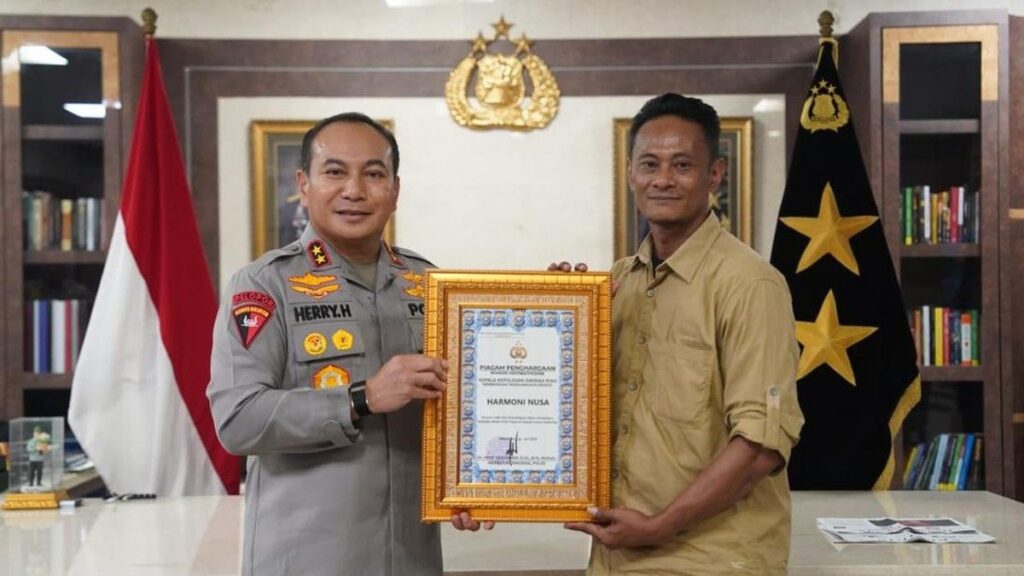 Polda Riau Beri Penghargaan Dua Yayasan Pembangun Jembatan
