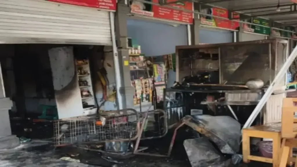 Kelalaian Kompor Memicu Kebakaran Kios Kuliner di Istana Gebang Blitar