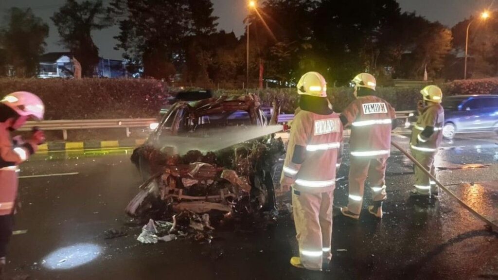 Jeep Mercedes Benz Menabrak Truk Trailer di Tol Jagorawi