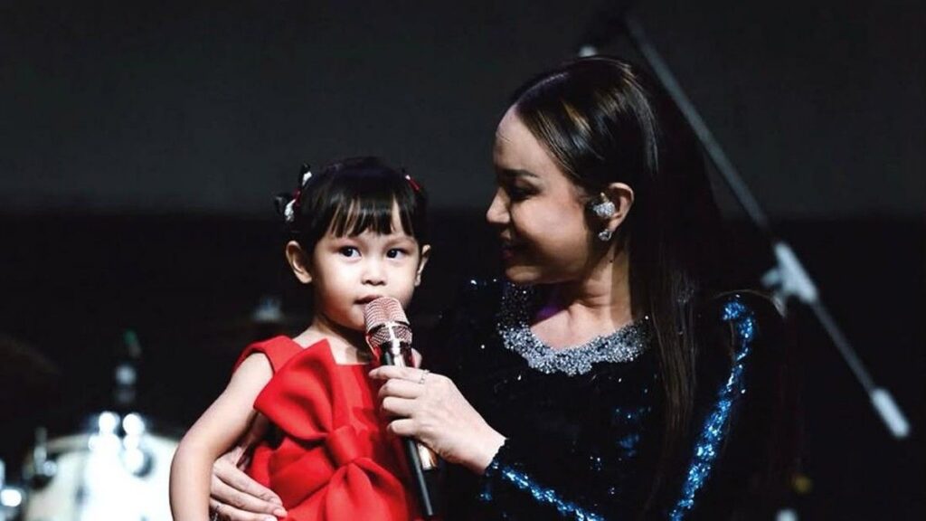 Rossa Kembali Mengasuh Bayi Usai Belasan Tahun