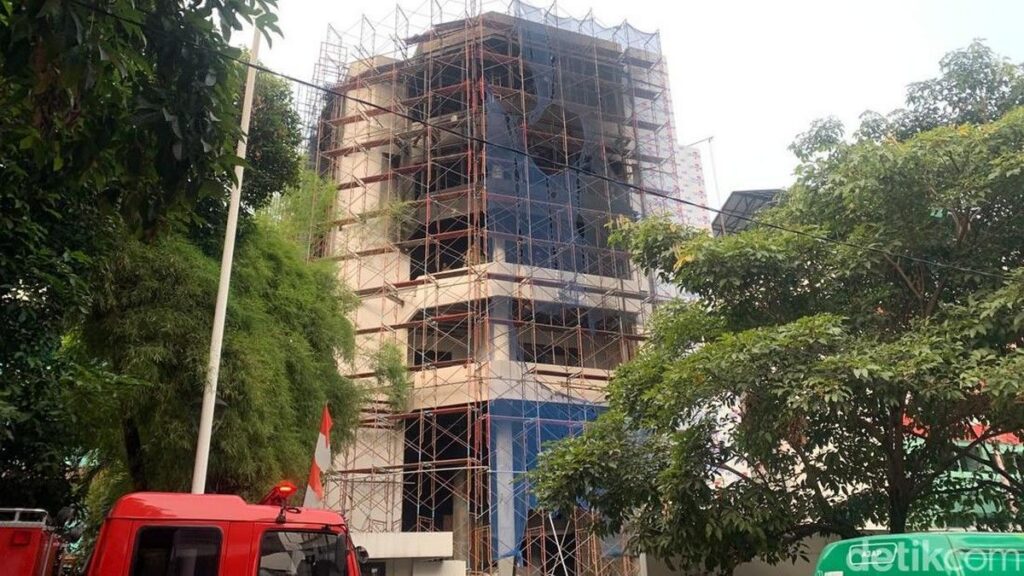 Kebakaran Gedung di Cikini Jakpus Puluhan Pekerja Dievakuasi