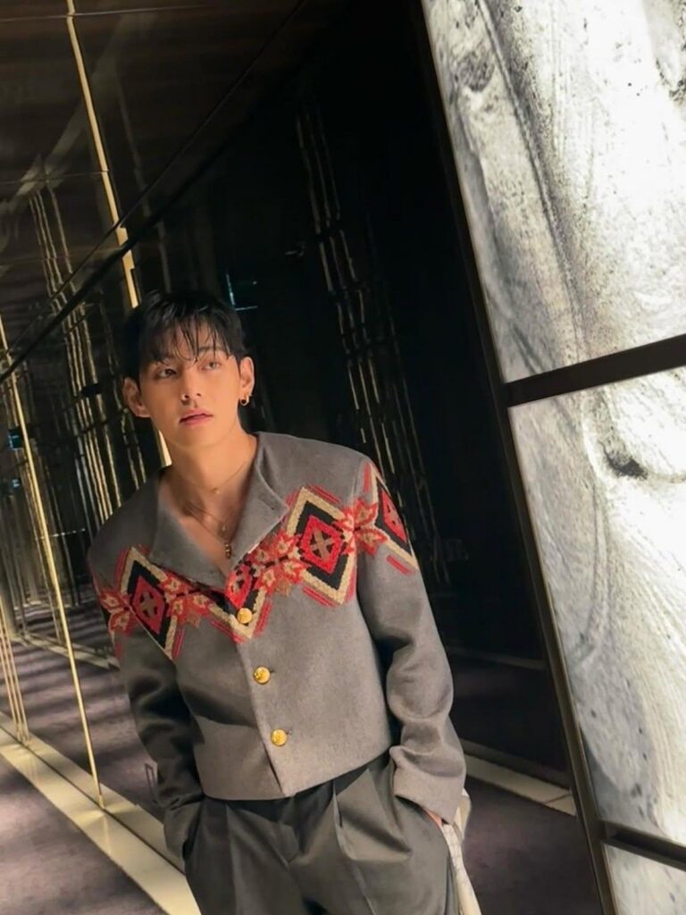 V BTS Mengalami Penurunan Fungsi Pendengaran Telinga