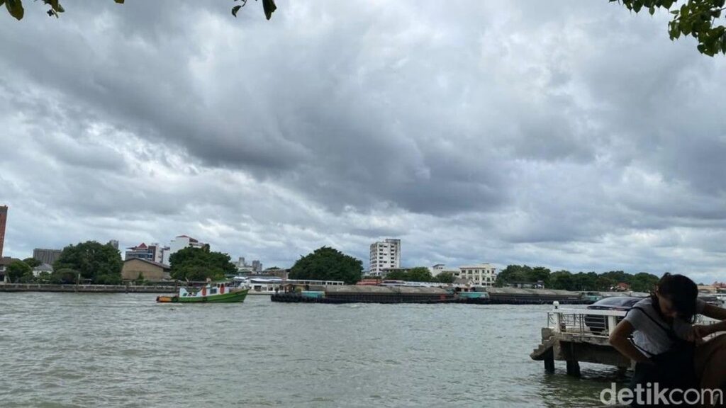 Cara Menikmati Sungai Chao Phraya Tanpa Sewa Perahu Mahal