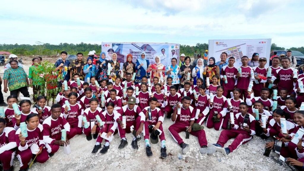 TP PKK Pusat Salurkan Bantuan Pendidikan di Biak Numfor Papua