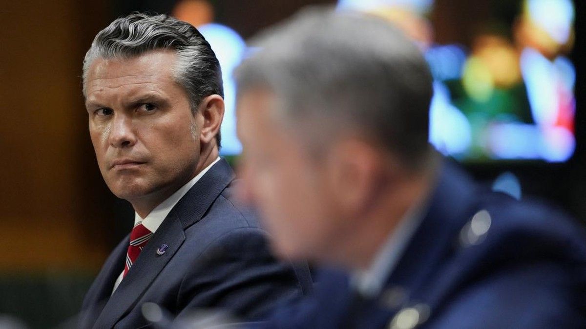 Chuck Schumer Desak Pemecatan Menhan AS Pete Hegseth