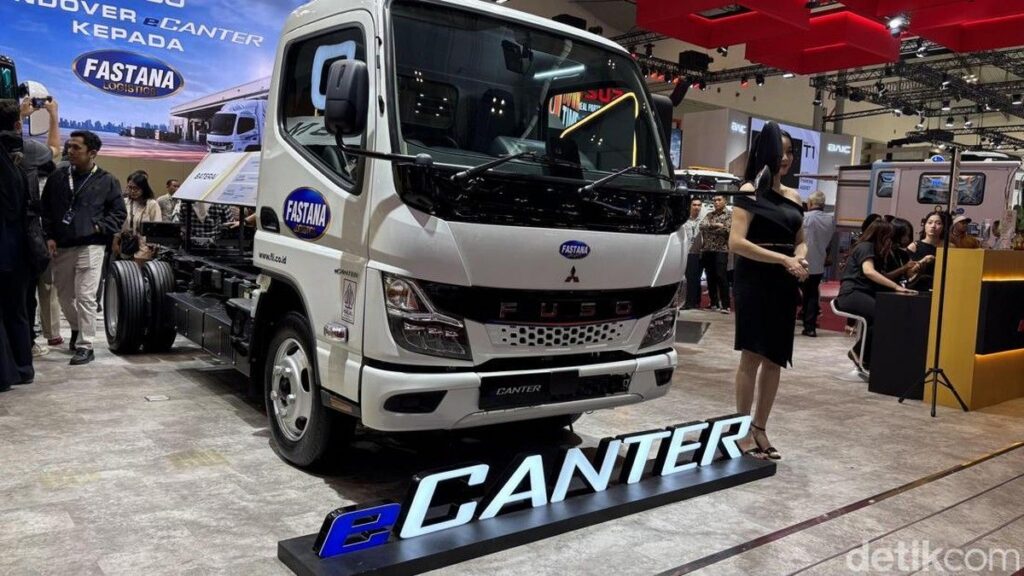 PT KTB Serahkan Truk Listrik Fuso eCanter ke Fastana Logistik
