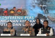 Emak-emak di Kemanggisan Gelar Fashion Show Busana dari Sampah Daur Ulang