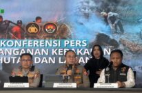 Emak-emak di Kemanggisan Gelar Fashion Show Busana dari Sampah Daur Ulang