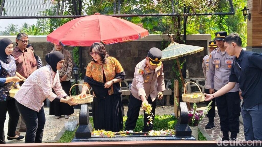 Polres Depok Ziarah ke Makam Jenderal Hoegeng di Bogor