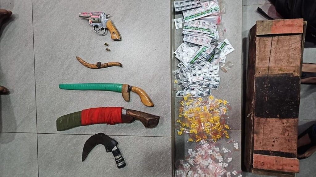 Polisi menangkap tiga pengedar obat keras di Cigombong Bogor