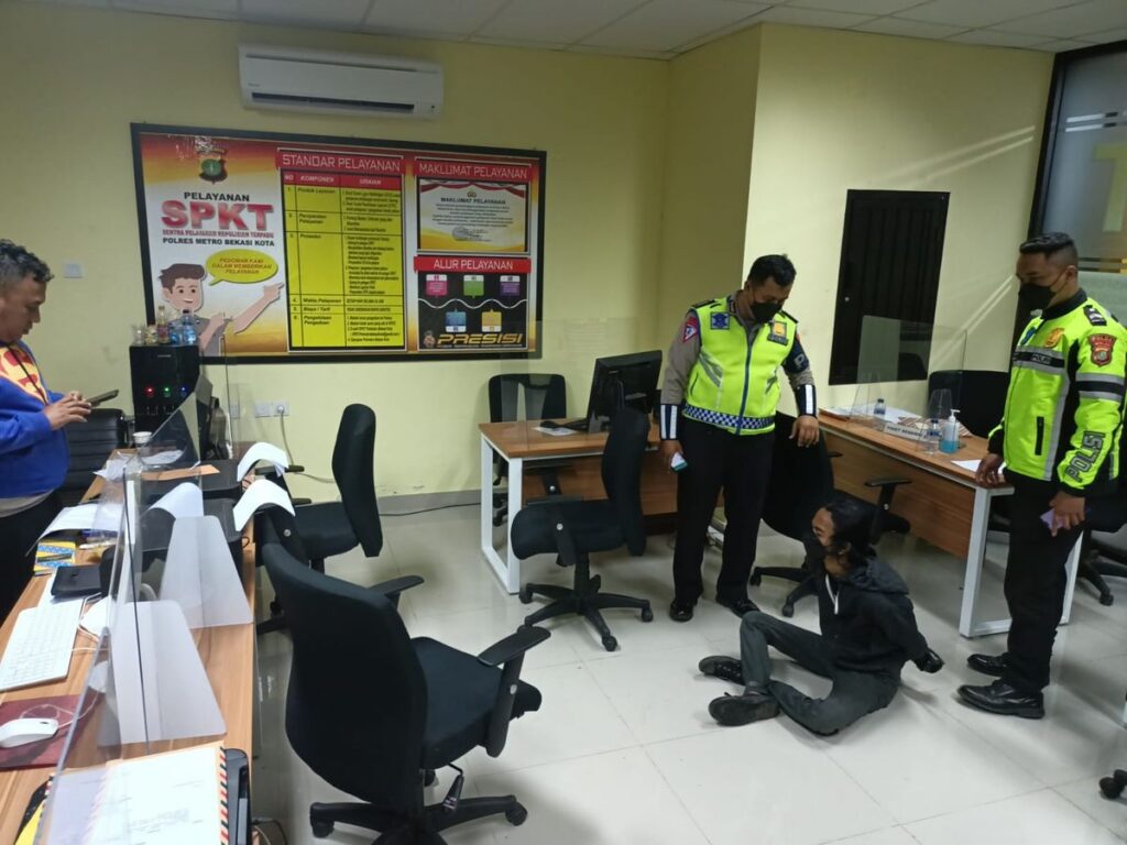 Pria Ojol Lempar Molotov ke 2 Pos Polisi di Surabaya karena Sakit Hati Ditilang