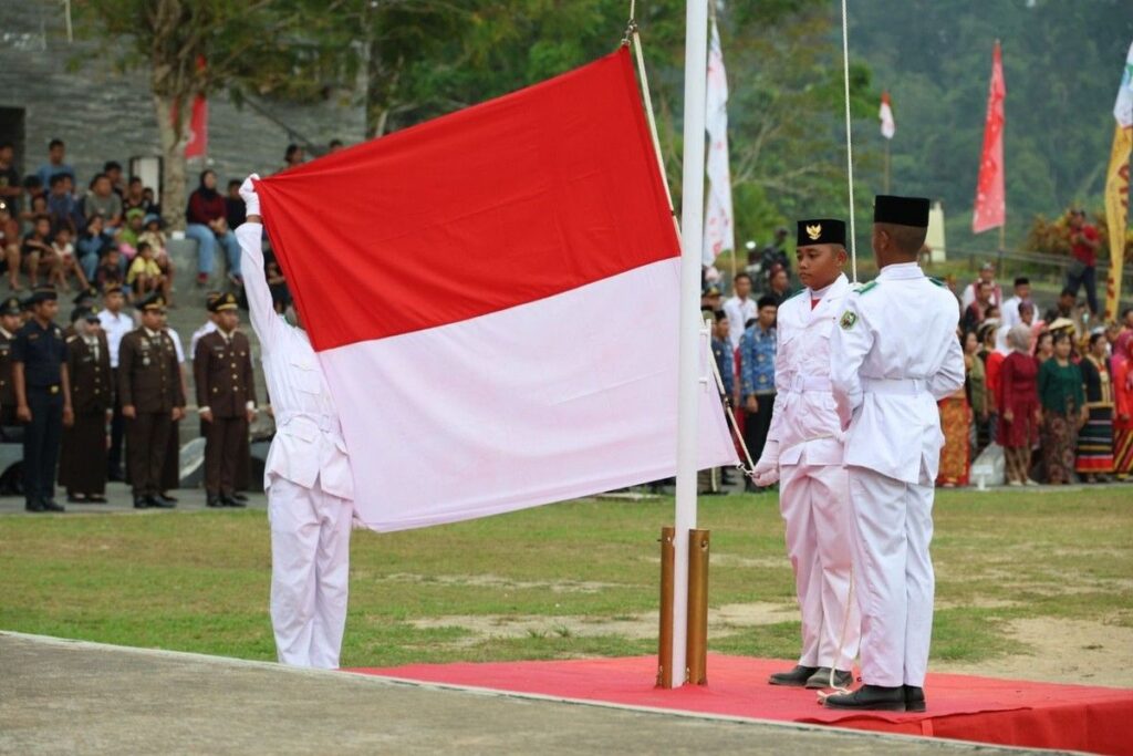 Mayjen Freddy Ardianzah Pimpin Upacara HUT Ke-81 RI di PLBN Jagoi Babang