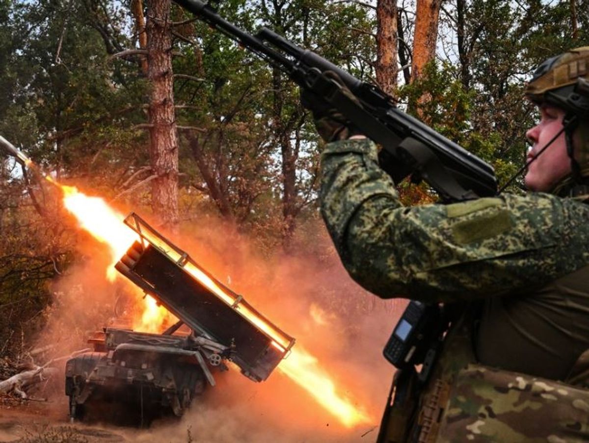 Ukraina Lancarkan Serangan Drone Mematikan Serang Kilang Minyak Rusia di Nizhnekamsk