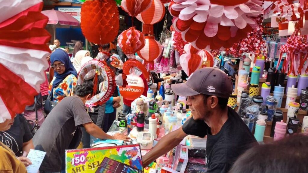 Warga Berburu Perlengkapan Lomba HUT Ke-81 RI di Pasar Jatinegara